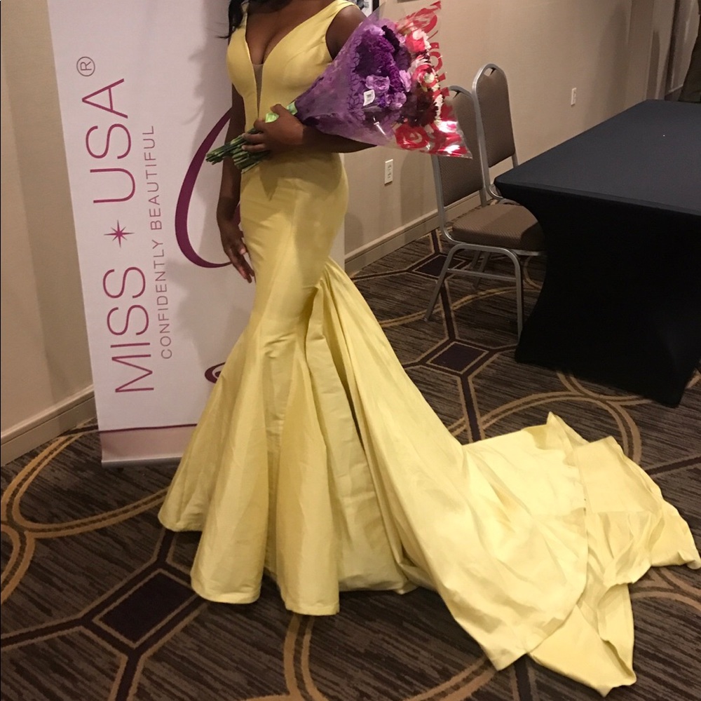 Worn once for a Pagaent. Can be worn to prom!